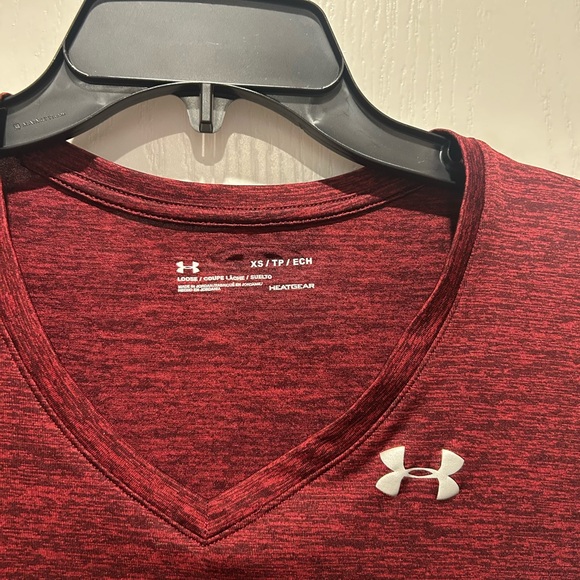 Under Armour Women's Maroon V-Neck Heatguard Dri Fit S/S Tee - Picture 2 of 4